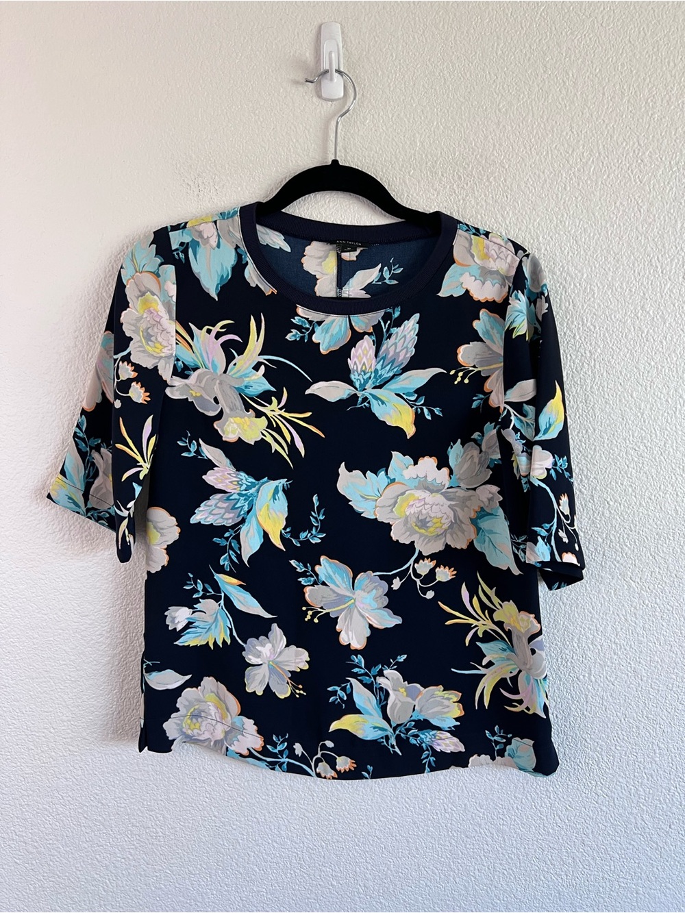 Ann Taylor Women's Navy Floral Short Sleeve Crewneck Pullover Blouse Vibrant